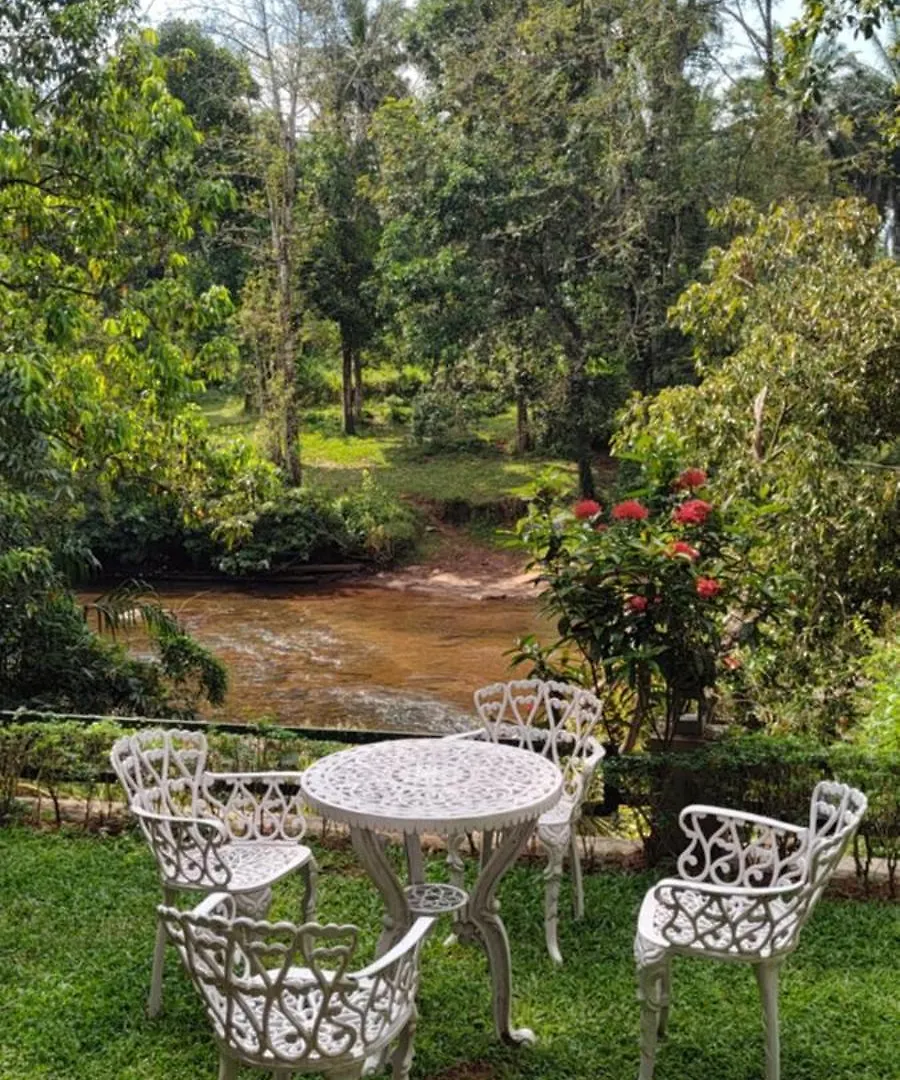 Athirapilly On The Rocks Hotel Athirappilly Gasthuis